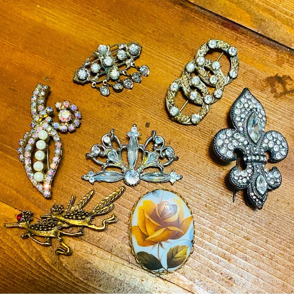 Lot of vintage brooches/pins